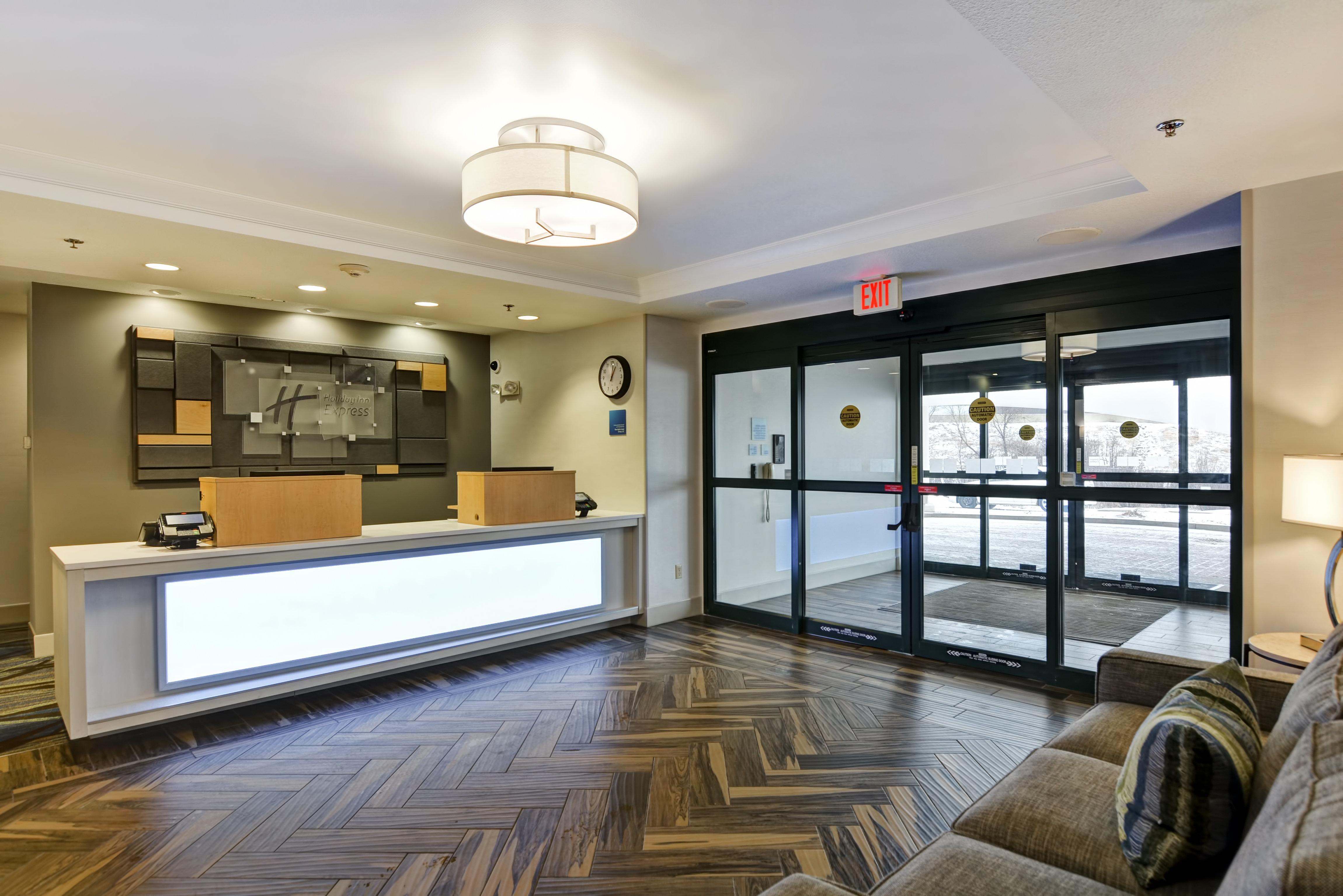 Holiday Inn Express Hotel & Suites Milwaukee-New Berlin By Ihg מראה חיצוני תמונה
