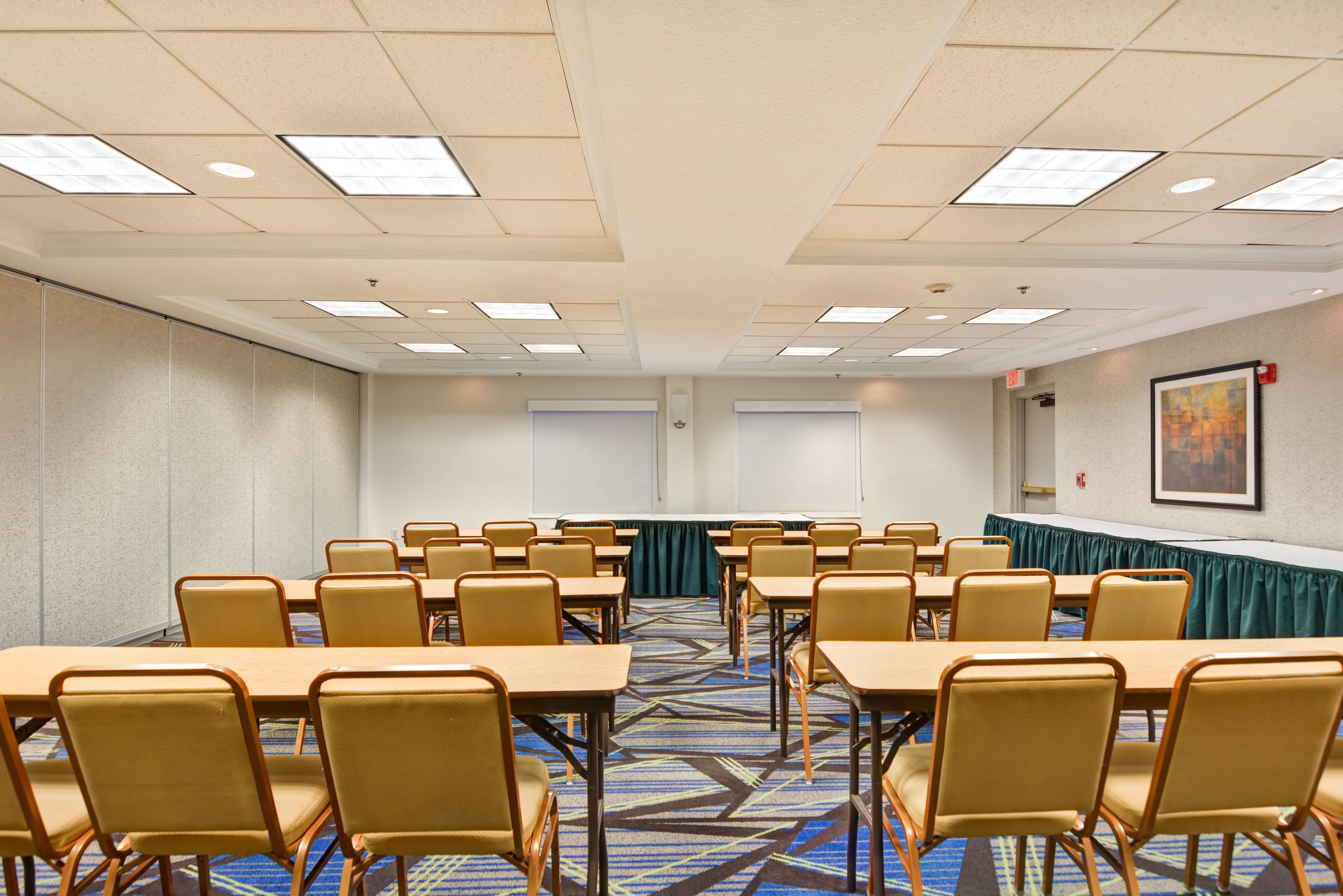 Holiday Inn Express Hotel & Suites Milwaukee-New Berlin By Ihg מראה חיצוני תמונה