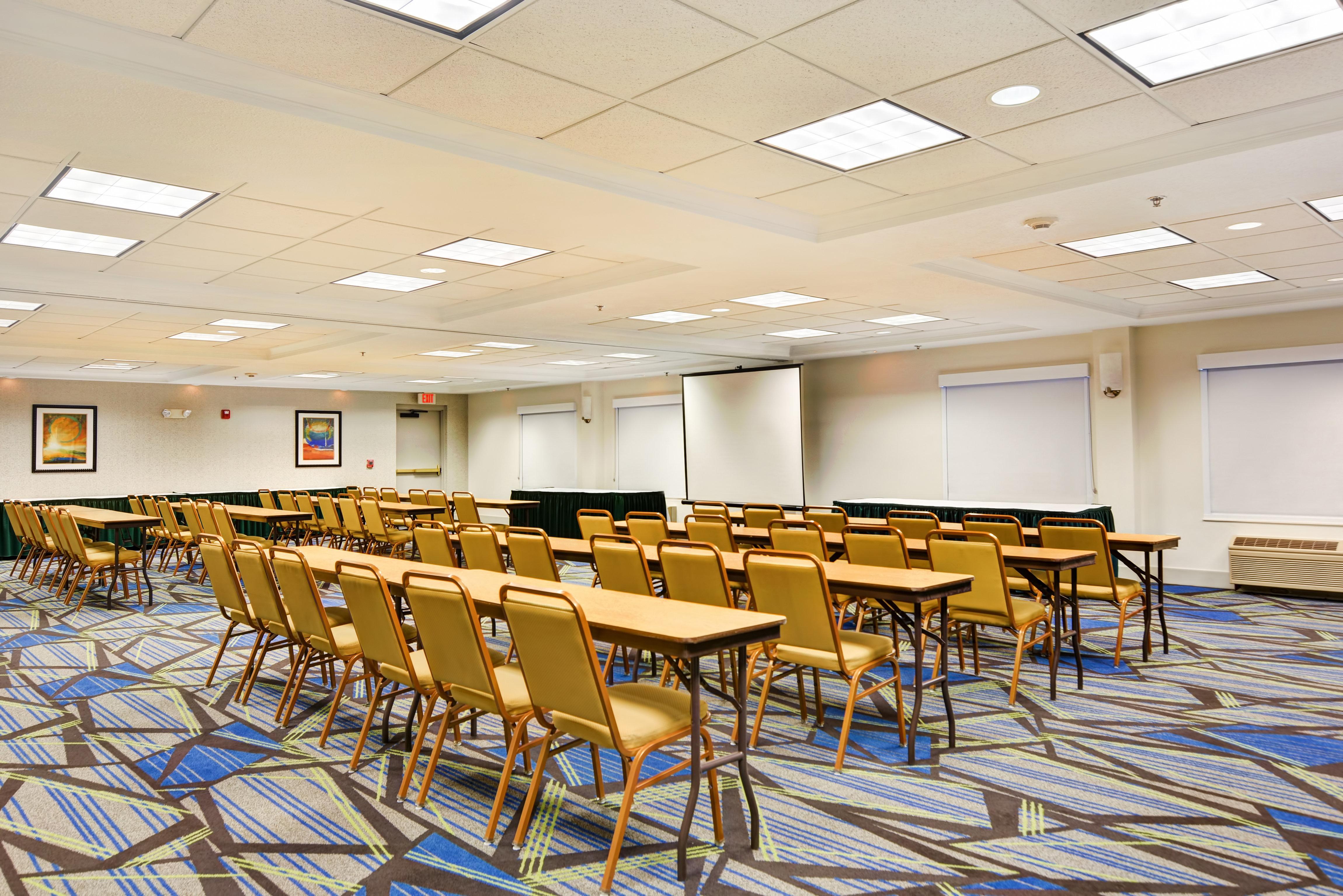 Holiday Inn Express Hotel & Suites Milwaukee-New Berlin By Ihg מראה חיצוני תמונה