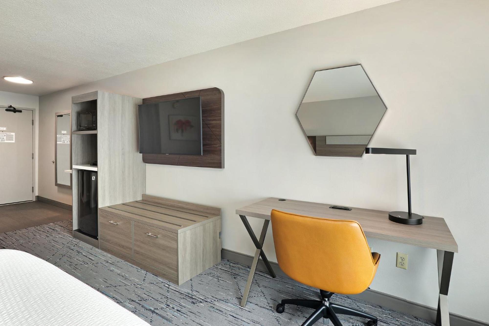 Holiday Inn Express Hotel & Suites Milwaukee-New Berlin By Ihg מראה חיצוני תמונה